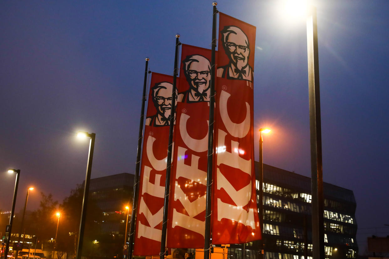 Ein Zwischenstopp bei der Fastfood-Kette KFC wurde dem Mörder zum Verhängnis (Symbolbild: Jakub Porzycki/NurPhoto via Getty)
