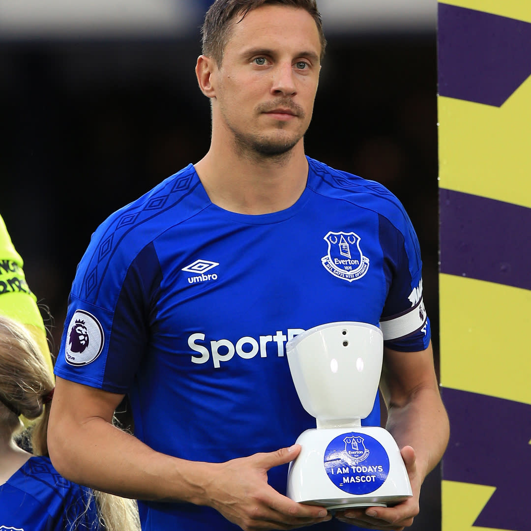 Phil Jagielka, capitán del Everton, llegó al campo con este robot que hizo realidad el sueño del pequeño Jack McLinden, de 14 años/Everton/Instagram