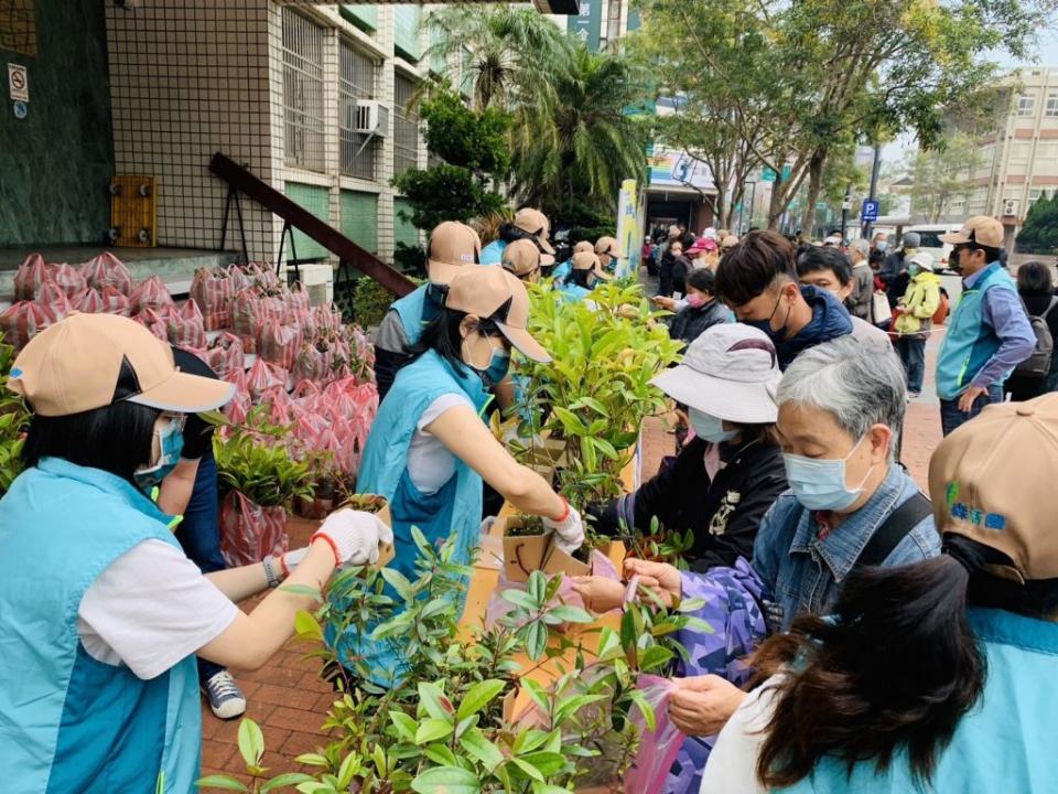 林務局新竹林區管理處九日上午在該處大門口舉辦贈苗活動，活動相當踴躍，約一小時苗木即兌換完畢，在新竹市林管處由伍姓民眾拔得頭籌。(記者曾芳蘭攝)