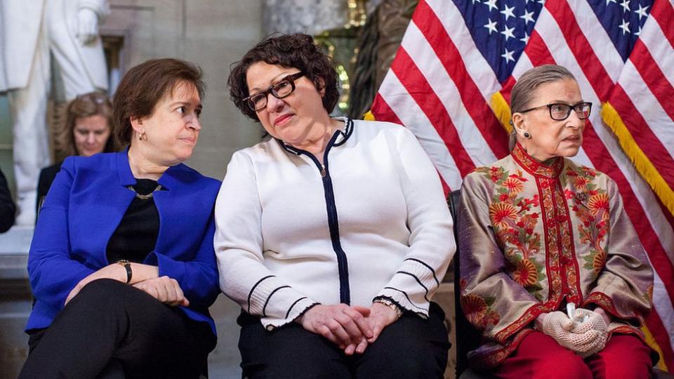 De izquierda a derecha: Elena Kagan, Sonia Sotomayor y Ruth Bader Ginsburg. Con la muerte de RGB, en la Corte Suprema quedan dos mujeres y seis hombres. El presidente Trump tiene la opción de nominar a la persona que ocupará la vacante.