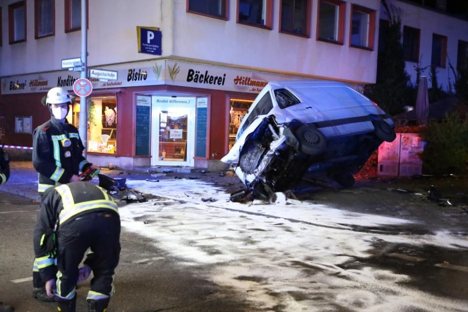 Ein Chaosfahrer hat in Steglitz mehrere Unfälle provoziert und dabei mehrere Menschen verletzt. erst als sein Transporter umstürzte, war die Fahrt zu Ende.<span class="copyright">Thomas Peise</span>