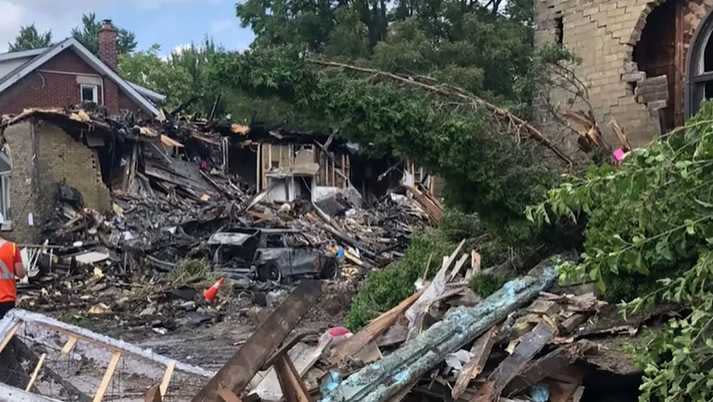 雷斯駕車回家途中衝撞一棟民宅還撞壞天然氣管線引發爆炸，造成4棟房屋被炸毀、7人受傷，估計損失約4.4億元新台幣。（圖／翻攝自紐約郵報網頁）