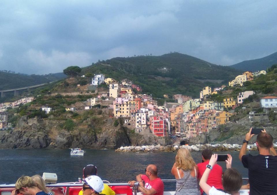 Llegada a Manarola a bordo de los barcos turísticos que hace el recorrido costero por los pueblos de la Cinque Terre, y una de las estampas más fotografiadas de Cinque Terre. Región de Liguria. Italia.