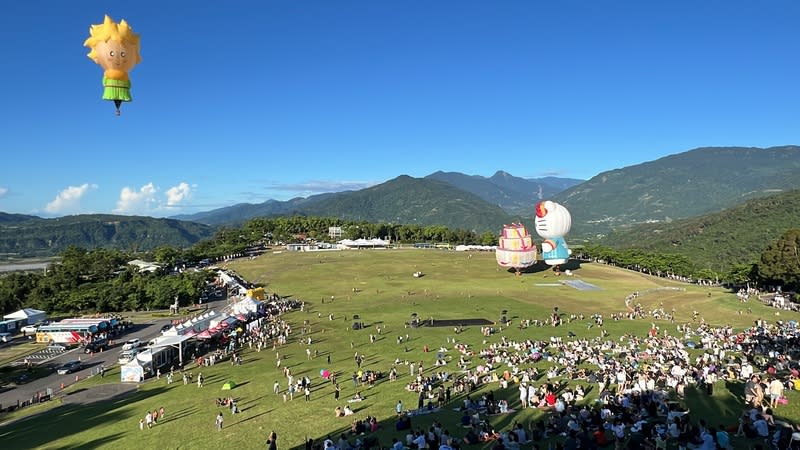 為期45天的「2024台灣國際熱氣球嘉年華」6日在台東鹿野高台登場，受今年4月花蓮強震影響，人潮比往年少了約三成。（中央社）