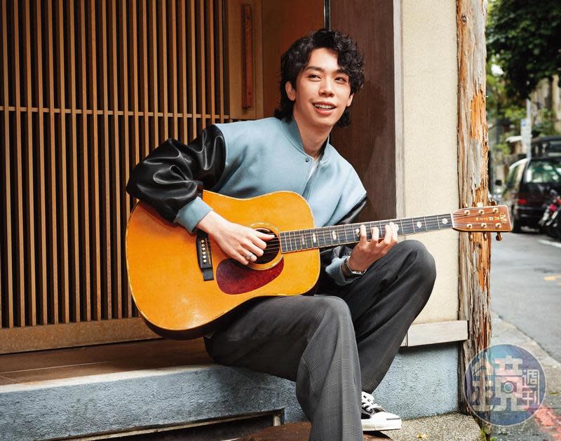 李晉瑋國中開始學木吉他兼創作，最近推出新專輯《What's Your Story?》，他一人包辦整張專輯的詞、曲、編曲及製作。