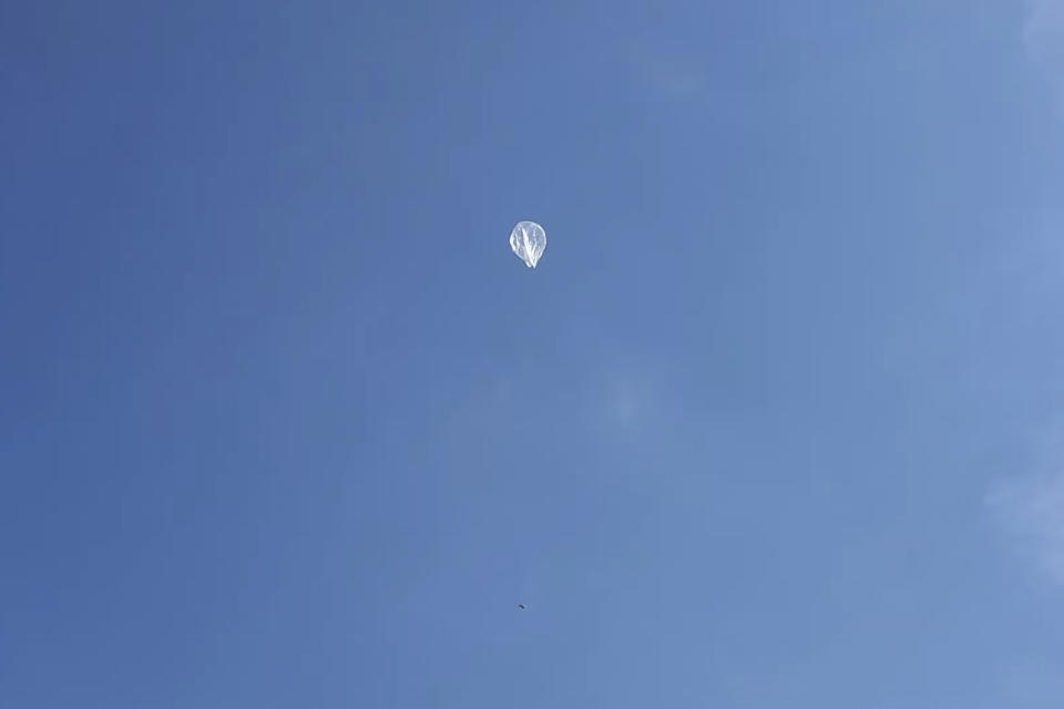 En esta imagen tomada de un video grabado por Tom Medlin el 11 de junio de 2022 un globo aerostático, que cuesta unos 12 dólares y tiene unos 80 centímetros (32 pulgadas) de diámetro, flota en el aire cerca de Collierville, Tennessee. (Tom Medlin vía AP)