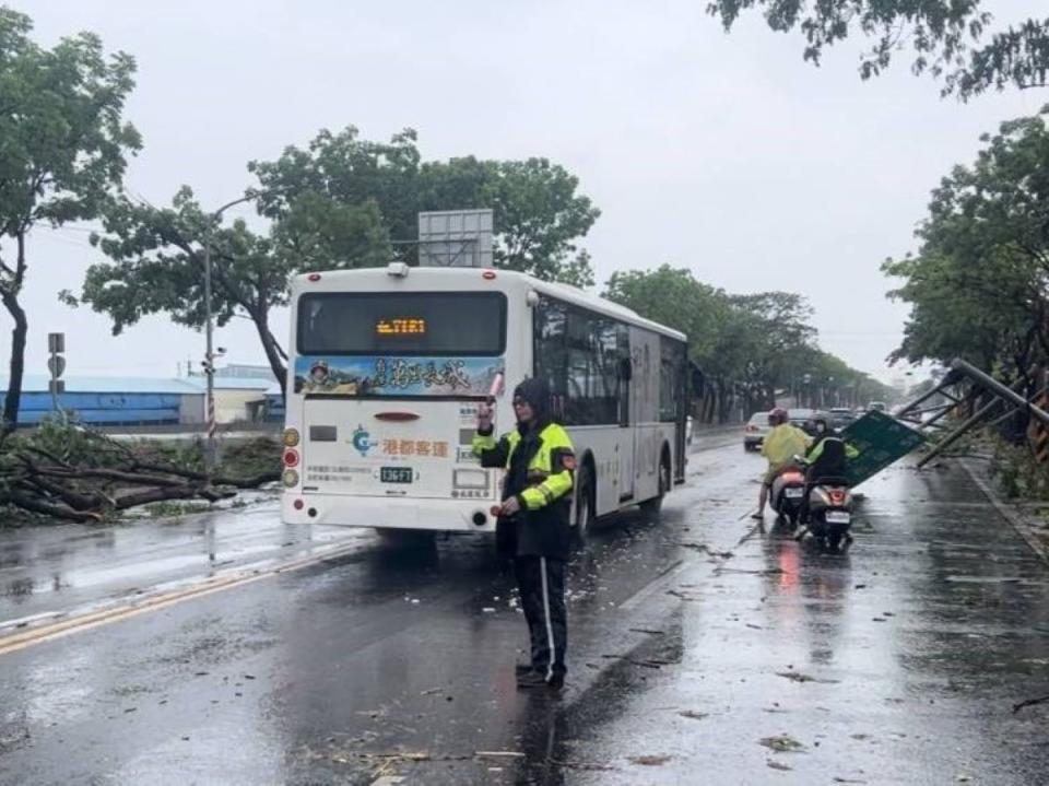 高雄市上午7、8點出現狂風驟雨，湖內區往茄萣區的東方路出現路樹倒塌、路牌斷裂傾倒情形，湖內警分局緊急派員警到場警戒。（圖：湖內分局提供）