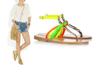 Trend Neon: Dieser Sommer knallt rein, dafür sorgen die trendigen Neon-Sandalen. Gibt’s in flach, zum Beispiel vom französischen It-Label K. Jacques oder… (Bilder: net-a-porter.com)