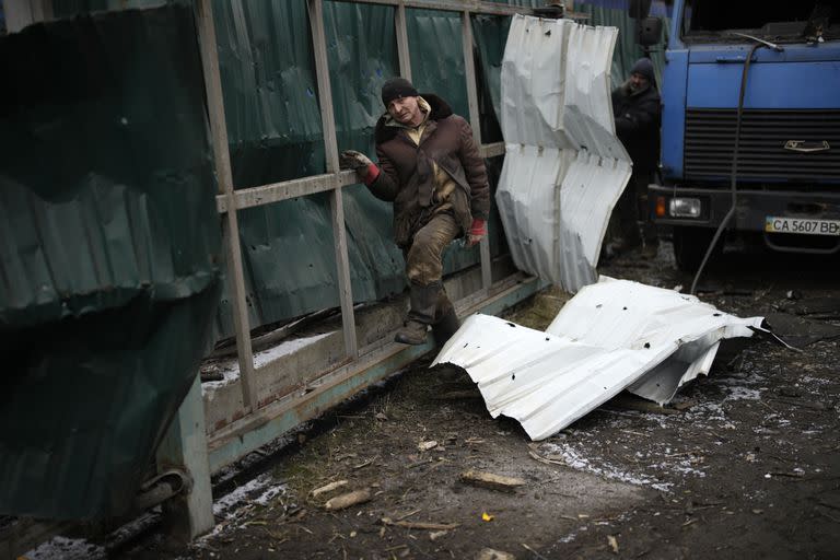 Un hombre en el lugar de un ataque con cohetes en Kiev, Ucrania, el jueves 26 de enero de 2023.