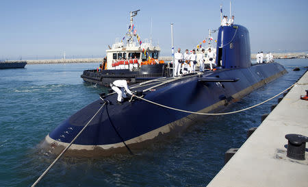 FILE PHOTO: Israel Navy soldiers stand on a navy submarine as it docks in Haifa port, Israel January 12, 2016. REUTERS/Baz Ratner/File Photo