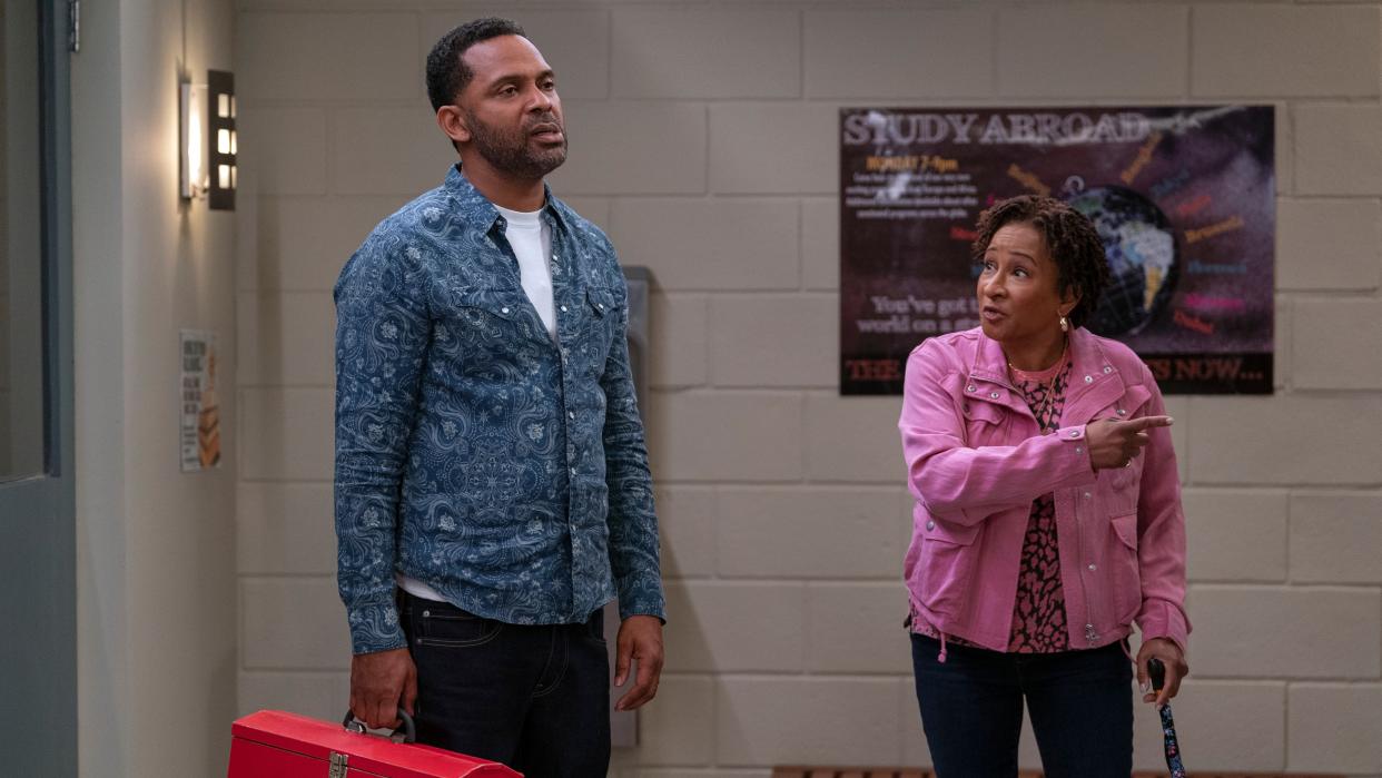  Mike Epps as Bennie and Wanda Sykes as Lucretia talking in The Upshaws season 5. 