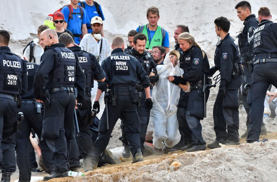 Wer von der Polizei verhaftet wird, muss sich auf der Dienststelle identifizieren. Diese Daten werden gespeichert (Bild: Getty Images)