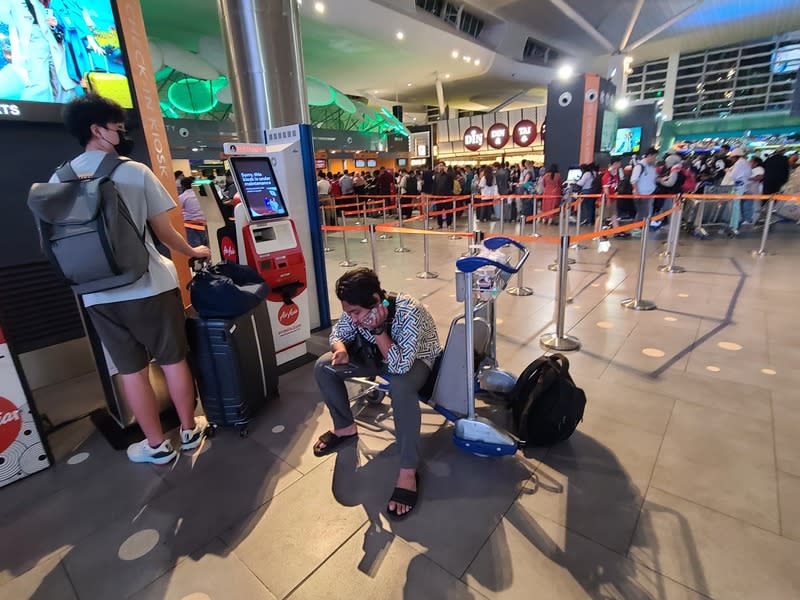 微軟全球大當機 大馬旅客等待航班 微軟19日發生全球大當機，馬來西亞航空、亞航和馬 來西亞機場控股公司等營運雖未受影響，機場櫃檯大 排長龍。圖為坐在吉隆坡國際機場第二航廈（KLIA  2）行李推車上等待航班的旅客。 中央社記者黃自強吉隆坡攝  113年7月19日 