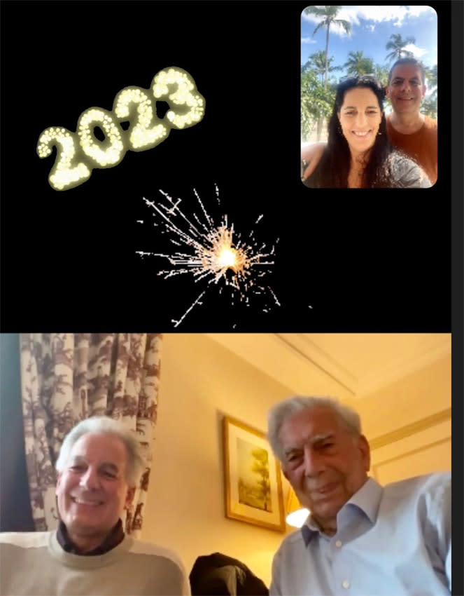 Mario Vargas Llosa con su hijo Álvaro en una videollamada con sus otros dos hijos, Morgana y Gonzalo