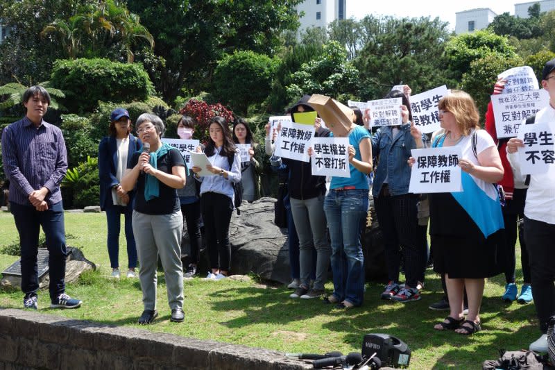 20170324-淡江學生聲援兼任教師行動小組、淡江大學專兼任教師、高教工會等團體，24日中午於淡大商管大樓舉行記者會與公共論壇，說明淡江大學不續聘兼任教師的作為。（台灣高等教育產業工會提供）