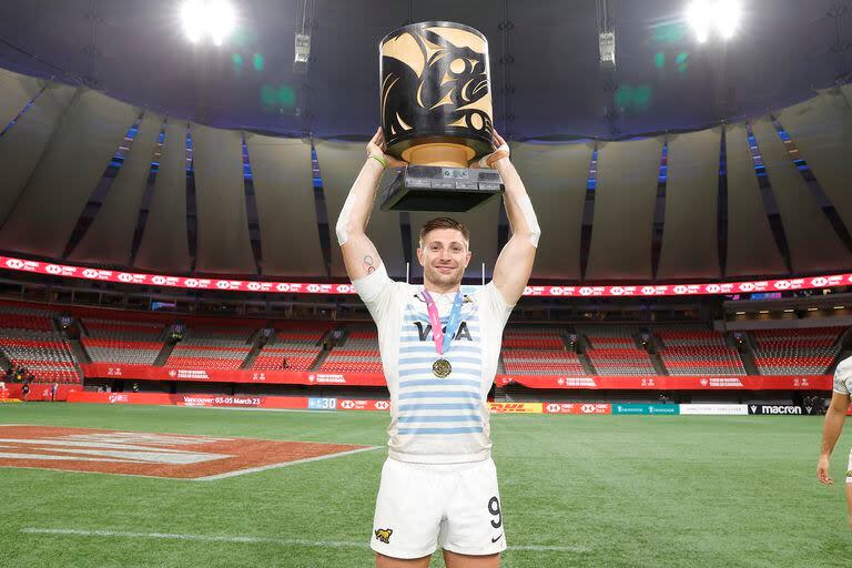 Tres veces levantaron los argentinos el trofeo de Vancouver; a Osadcuzk le falta lograr en la cancha una medalla olímpica, pues se lesionó en el cuarto de final de Tokio 2020.