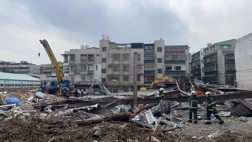 台北士林區福港街對面一處工地，30日下午1時許現場進行拆除工地時，2樓地板意外塌陷、整面牆忽然倒下並砸中一輛怪手，導致怪手駕駛命危受困。（圖 ／ 劉詠韻翻攝）