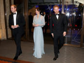 Im Oktober 2015 erscheint Kate mit ihren beiden Männern William und Harry bei der royalen Filmvorführung des neuen James Bond Films „Spectre“ in der Royal Albert Hall. Ihr zartes Feenkleid ist zwar sehr elegant, lässt sie aber wie eine madamige Filmdiva erscheinen. Die Jungs dagegen machen im 007-ähnlichen Anzug nichts falsch. Wobei der kleinere den größeren Bruder ausbootet: Bei Harry sitzt das Jackett einfach eine ganze Spur besser.