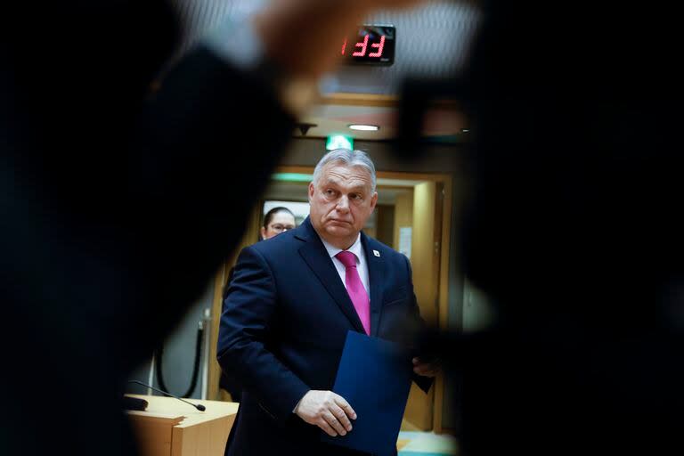 El primer ministro de Hungría, Viktor Orban, arriba a una mesa redonda durante la cumbre de la UE, Bruselas, 14 de diciembre de 2023