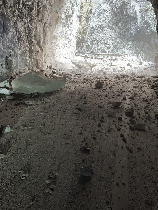 太魯國家公園內不少步道有落石、坍方情形，民眾震後拍下燕子口步道狀況。 （民眾提供） 中央社記者林巧璉傳真  113年4月4日