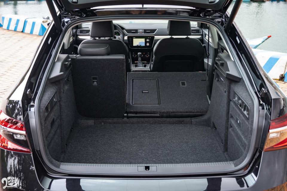 Škoda Superb 行李廂基本容積為 625 公升，並提供 6/4 椅背分離傾倒。