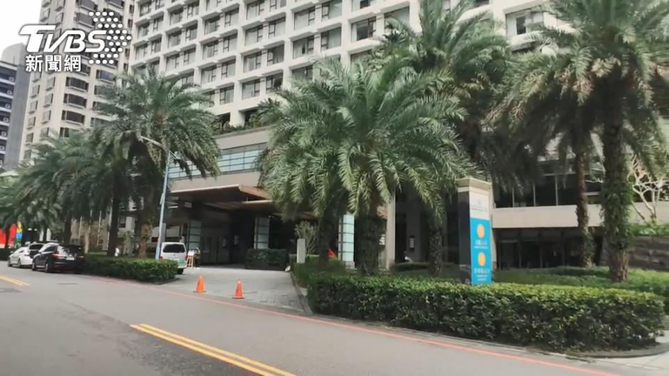 宜蘭礁溪長榮溫泉飯店相關確診者又多一人。（圖／TVBS）