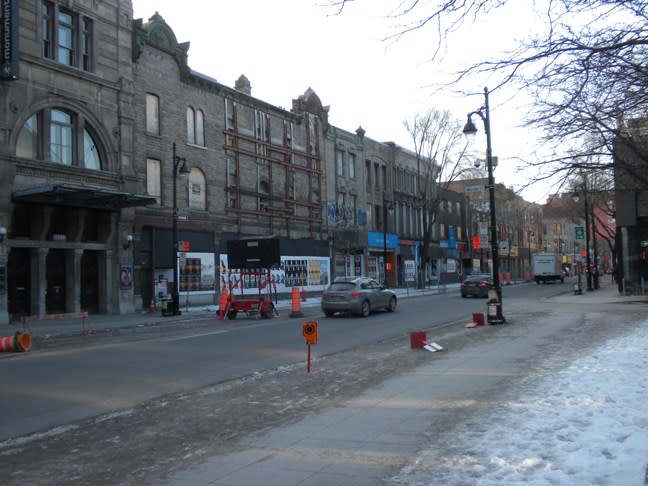 L’îlot Saint-Laurent et le Monument National se trouvent au cœur du boulevard Saint-Laurent - cet axe symbolique, ce méridien de Montréal - ainsi que dans le Quartier des spectacle dont la réalisation d’une première phase autour de la Place des Arts sera complétée d’une seconde dans le Quartier Latin. (Photo et légende: Héritage Montréal)