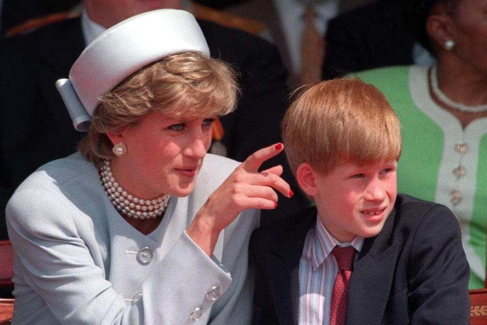 ‘Spare’, el libro de Harry, también habla de un encuentro con una mujer que afirma haberle transmitido un mensaje de su madre, Diana (PA Archive)