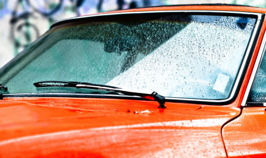 How to prevent your car's windshield from fogging in the rain