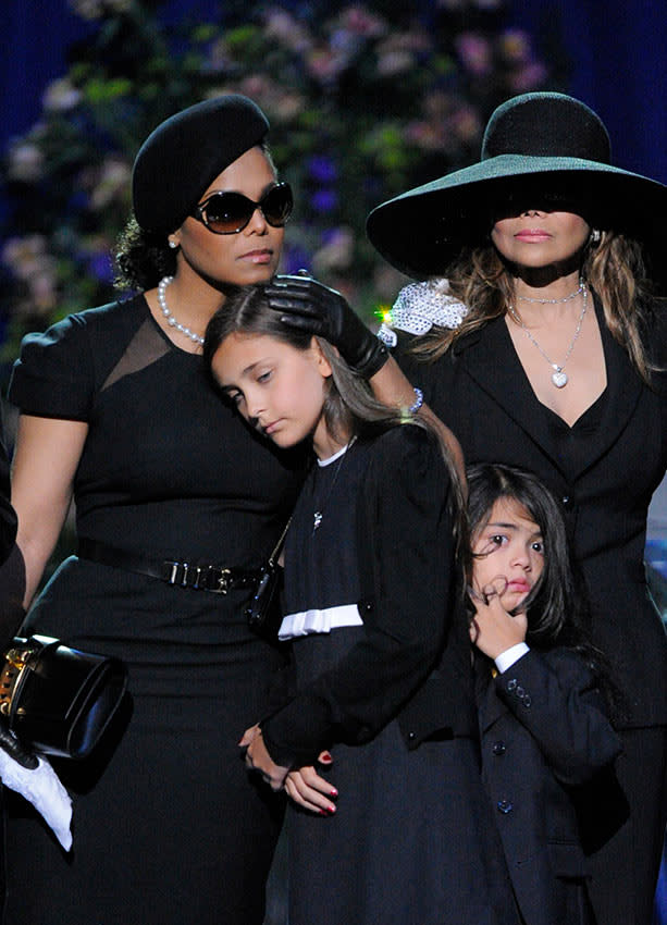 Janet Jackson consuela a París Jackson en el funeral de Michael Jackson en 2009