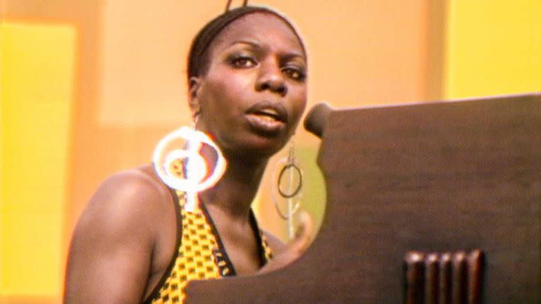 Nina Simone interpreta su clásico "To be Young, Gifted and Black"