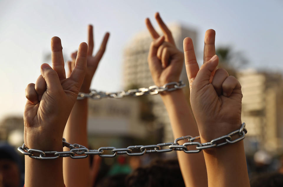 <p>Palestinian boys raise their hands, in chains, during a protest to show their solidarity with Palestinian prisoners in Israeli jails who have been on an open-ended hunger strike for the past 18 days, in Beirut, Lebanon, May 4, 2017. (Photo: Hussein Malla/AP) </p>