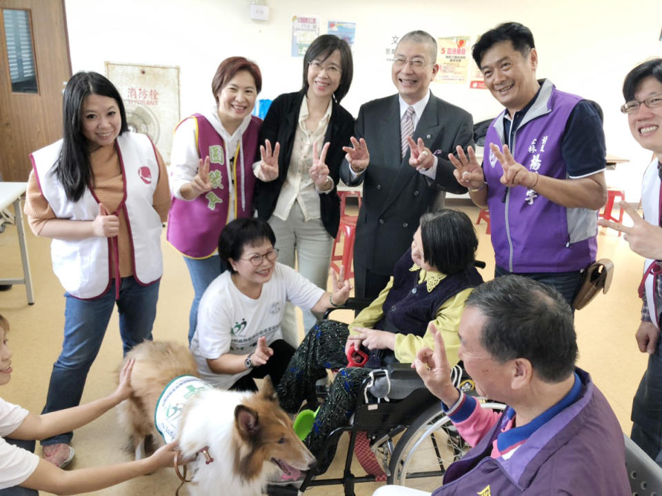 動物輔助治療+幸福養心運動(李玉嬋提供)