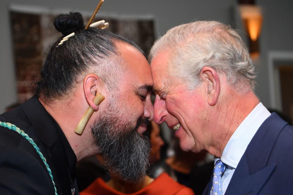 Nicht nur eng miteinander vertraute Maori begrüßen sich mit dem Hongi. Es ist immer wieder ein beliebtes Foto-Motiv, wenn prominente Persönlichkeiten ganz offiziell dem Begrüßungsritual unterzogen werden: so wie hier der britische Thronfolger Prinz Charles mit dem Musiker Horomona Horo bei einem Besuch in der neuseeländischen Stadt Auckland 2019. (Bild: 2019 Getty Images/Victoria Jones-WPA Pool)