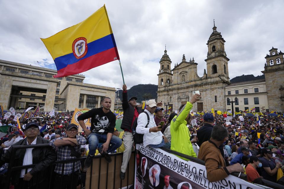 Sindicatos participan en la marcha por el Día Internacional de los Trabajadores en Bogotá, Colombia, el miércoles 1 de mayo de 2024. (AP Foto/Fernando Vergara)