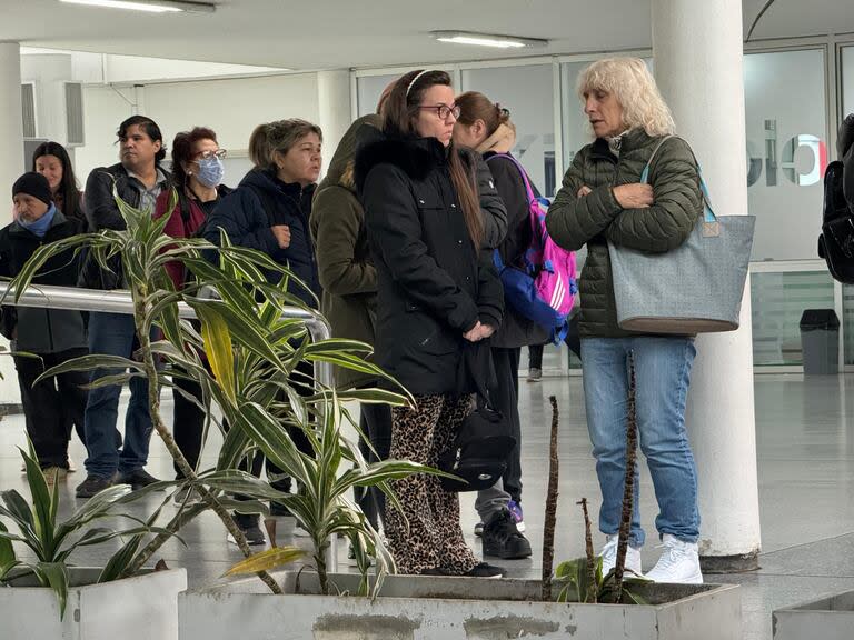 Además de filas para sacar turno por ventanilla, en el hall de entrada del Hospital Central de San Isidro hay fila para el teléfono fijo, por donde también se puede sacar turno