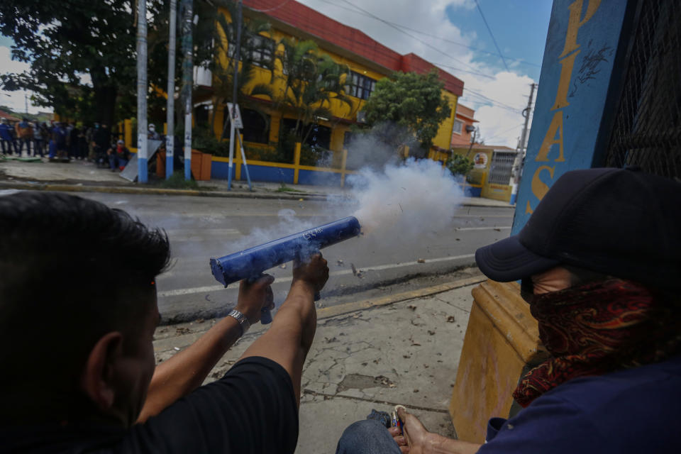 Manifestantes antigubernamentales disparan contra la policía usando armas de fabricación casera en Jinotepe, Nicaragua, el 12 de junio del 2018. (AP Photo/Alfredo Zúñiga, File)