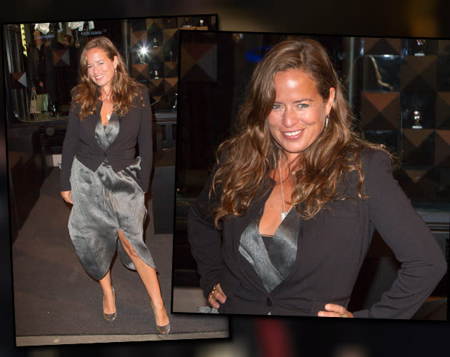 Einen Besuch in Paris ließ sich auch Jade Jagger nicht entgehen. Die Mode- und Schmuckdesignerin und Tochter von Rolling Stones- Frontmann Mick Jagger erschien in grauem Flatterkleidchen und kurzem Blazer, der um die Taille ein wenige spannte. (Bilder: Getty Images)