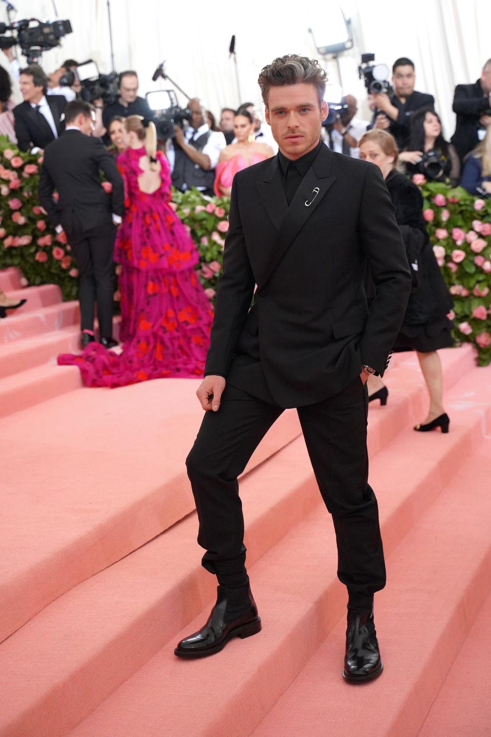 Richard Madden wears a black suit and black shirt to the 2019 Met Gala.