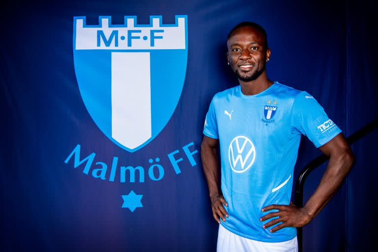 Mohamed Buya Turay, actual delantero del Malmö de Suecia y dueño de una insólita historia personal