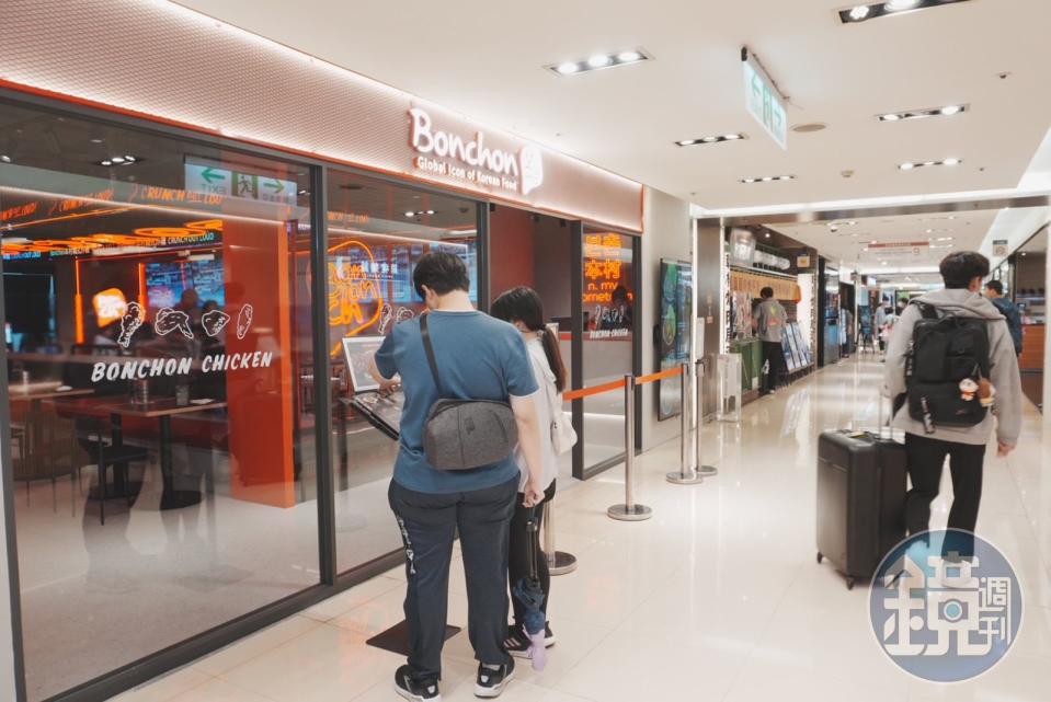 「本村炸雞 Bonchon」台灣首店開設在熱鬧的台北車站微風廣場。