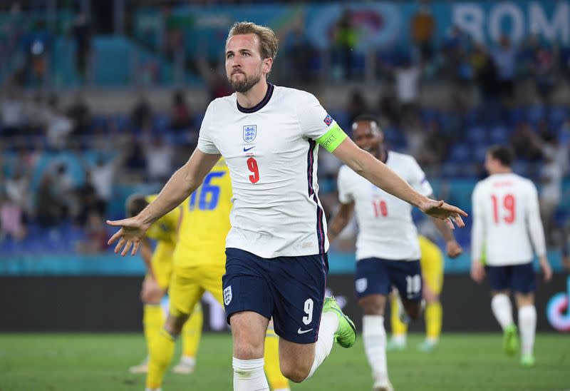 Harry Kane celebra tras anotar el tercer gol de Inglaterra en la victoria sobre Ucrania por los cuartos de final de la Eurocopa