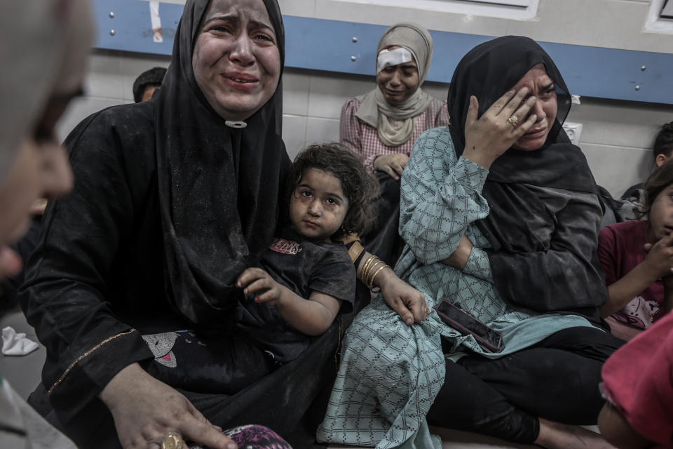 不少母親帶同孩子等候救援。 (Photo by Ali Jadallah/Anadolu via Getty Images)