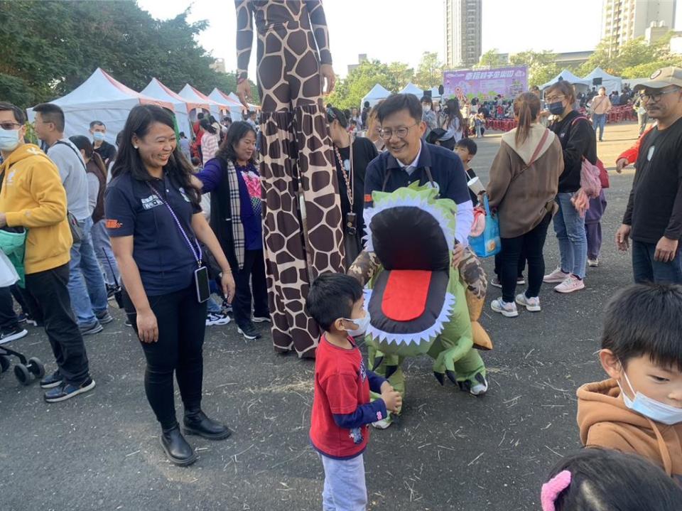 立法委員張廖萬堅連續9年舉辦「幸福親子童樂會」活動，他特別穿上恐龍裝陪孩子玩樂。(張廖萬堅提供)