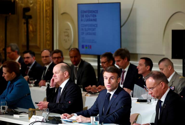 El presidente de Francia, Emmanuel Macron (centro, derecha), ofrece un discurso en el Palacio del Elíseo, En París, el 26 de febrero de 2024