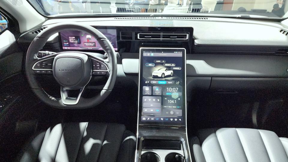 內裝採LuxConnect數位科技座艙設計，標配12.3吋數位儀錶及15.6吋中控觸控螢幕，並提供無線Apple CarPlay & Android Auto連接功能。