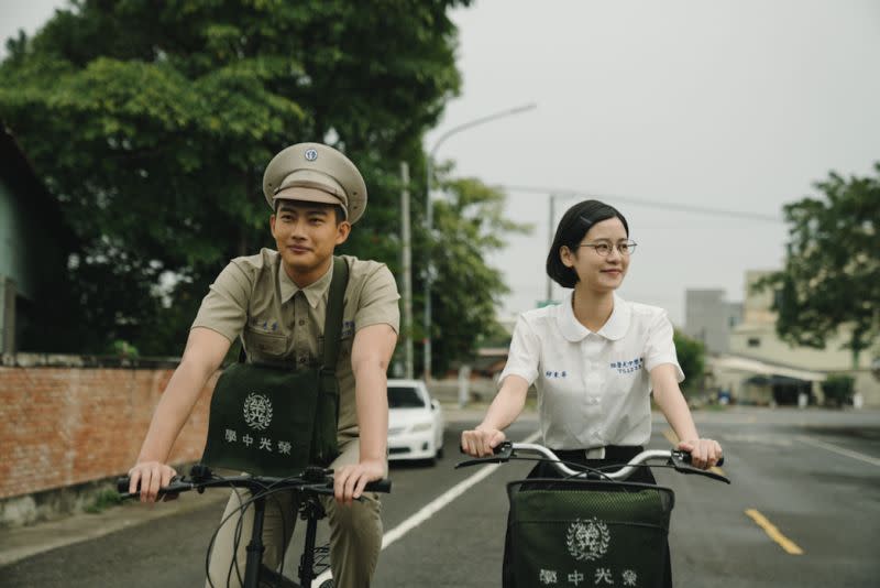 ▲張庭瑚（左）、袁子芸首度配對，學生扮相清新。（圖／甲上娛樂 提供）