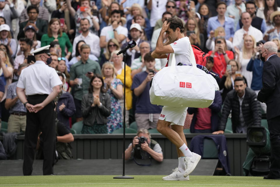 Roger Federer se despide tras perder ante Hubert Hurkacz en los cuartos de final de Wimbledon, el miércoles 7 de julio de 2021, en Londres. (AP Foto/Kirsty Wigglesworth)
