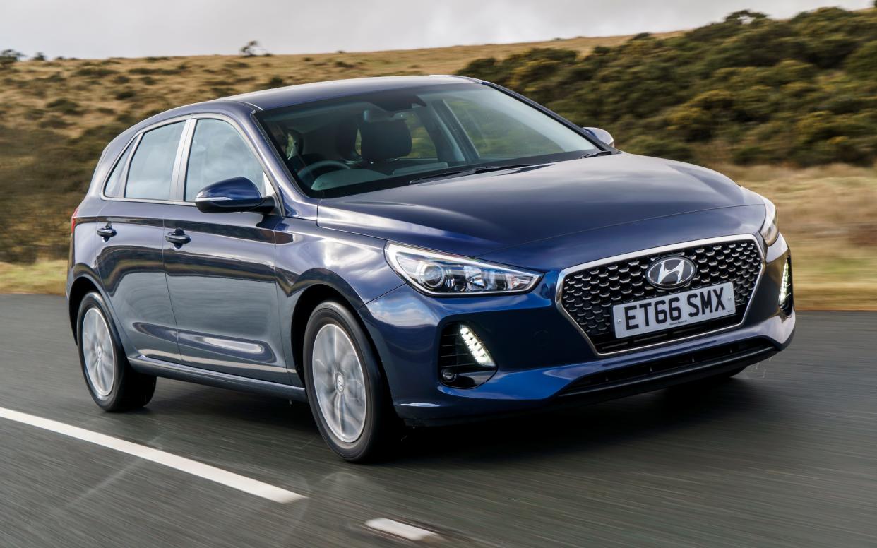 2017 Hyundai i30 driving - www.dominicfraser.com