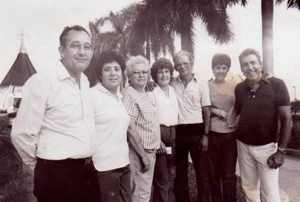 Directivos laicos de la cofradía durante la Cruzada del Ave María en preparación para la visita del Santo Padre Juan Pablo ll a Miami en 1987: De izq. a der.: Rogelio e Idalia Miranda, Georgina “Gina” Nieto, Mireida y Carlos Fernández, y Sirena y José de la O.